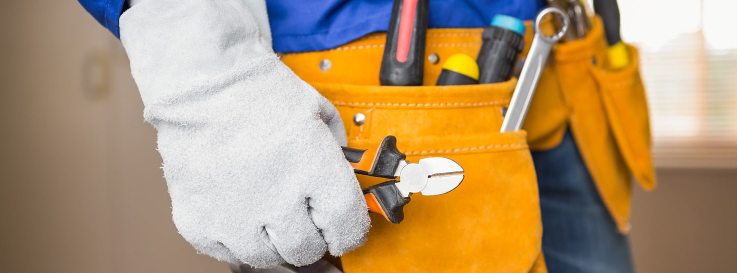 close-up-of-handyman-in-tool-belt-in-a-new-house-PN54LCP